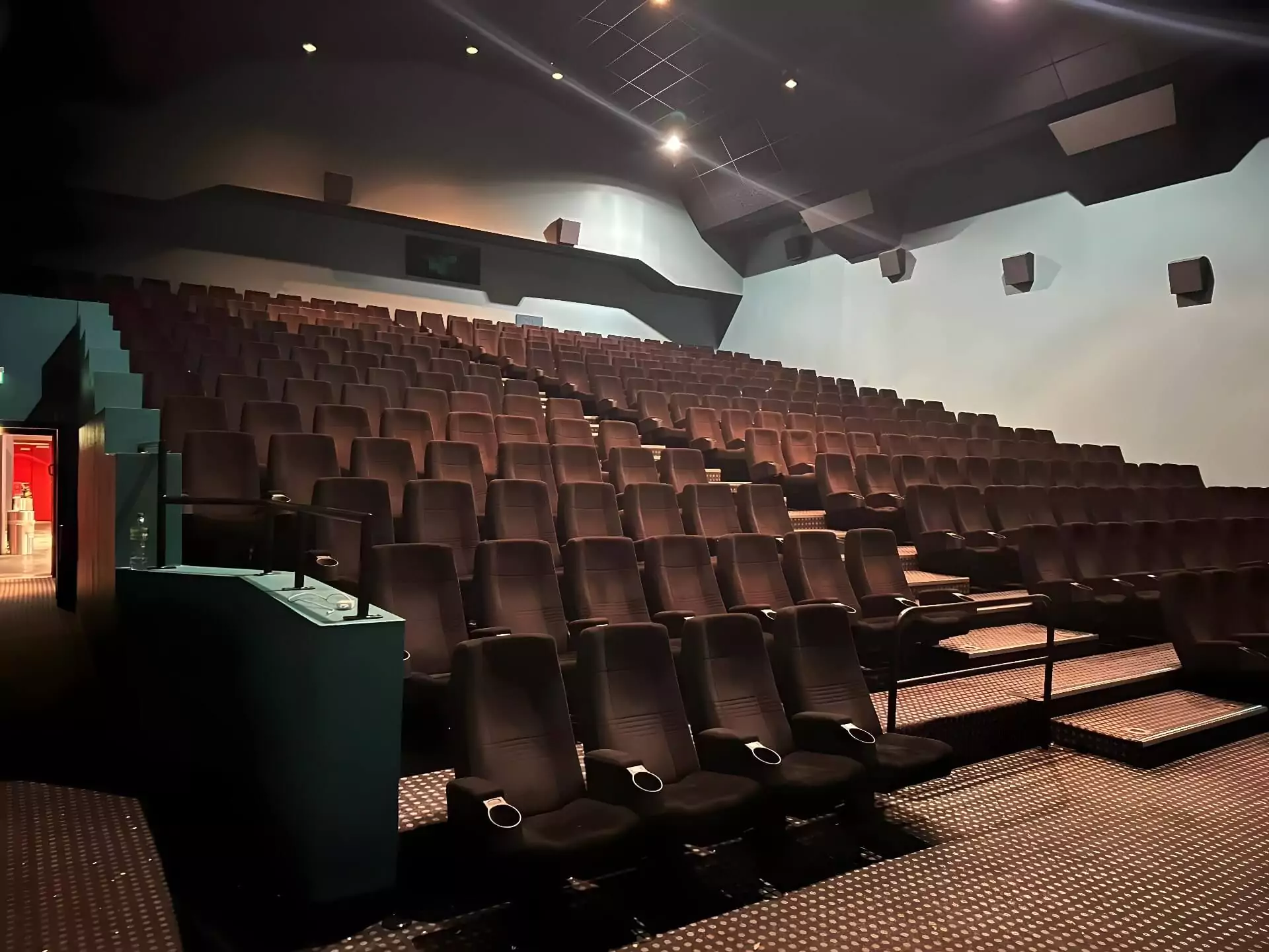 Unsere Kinositzprojekte bieten maßgeschneiderte Lösungen mit einer breiten Palette an Farben und Materialien, um jedes Kino perfekt auszustatten. Image